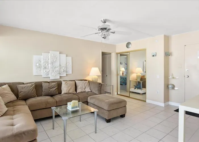 2 Bedroom With Ocean Views & Outdoor Pool! Holiday home *