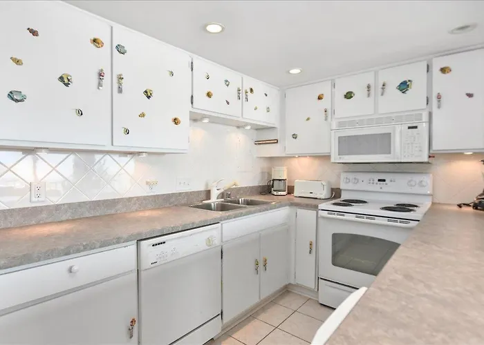 2 Bedroom With Ocean Views & Outdoor Pool! *