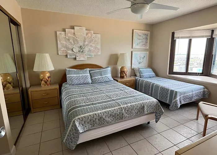2 Bedroom With Ocean Views & Outdoor Pool! Holiday home *