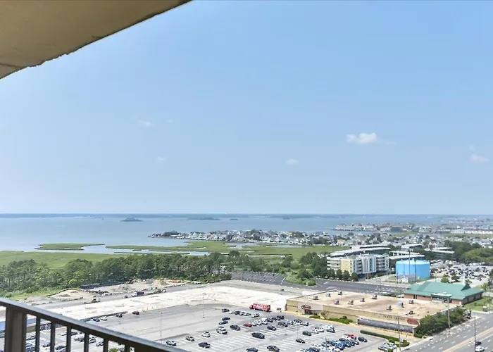 2 Bedroom With Ocean Views & Outdoor Pool! *